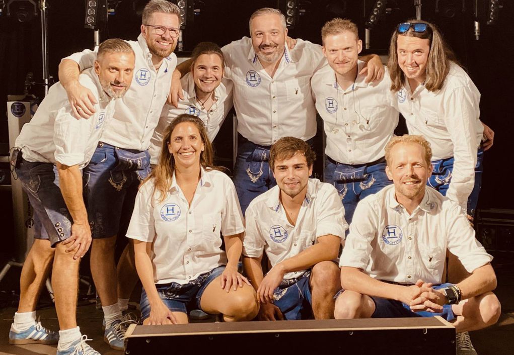 Die Band Habachtaler posieren auf der Bühne